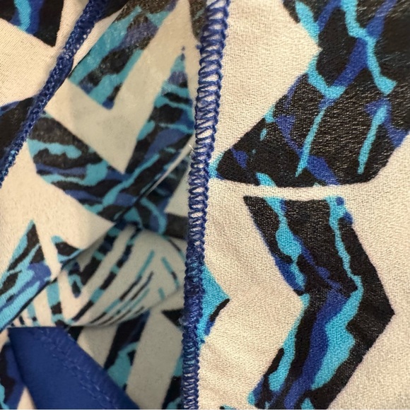 EUC A’Gaci Open Back Hi-Lo Chevron Sleeveless Top - Picture 10 of 10